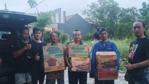 LSM Robin Hood 23 Bersama LBH Adhiyaksa dan Kantor Hukum F. Badjrei & Rekan Salurkan Bantuan untuk Korban Banjir di Karangjompo