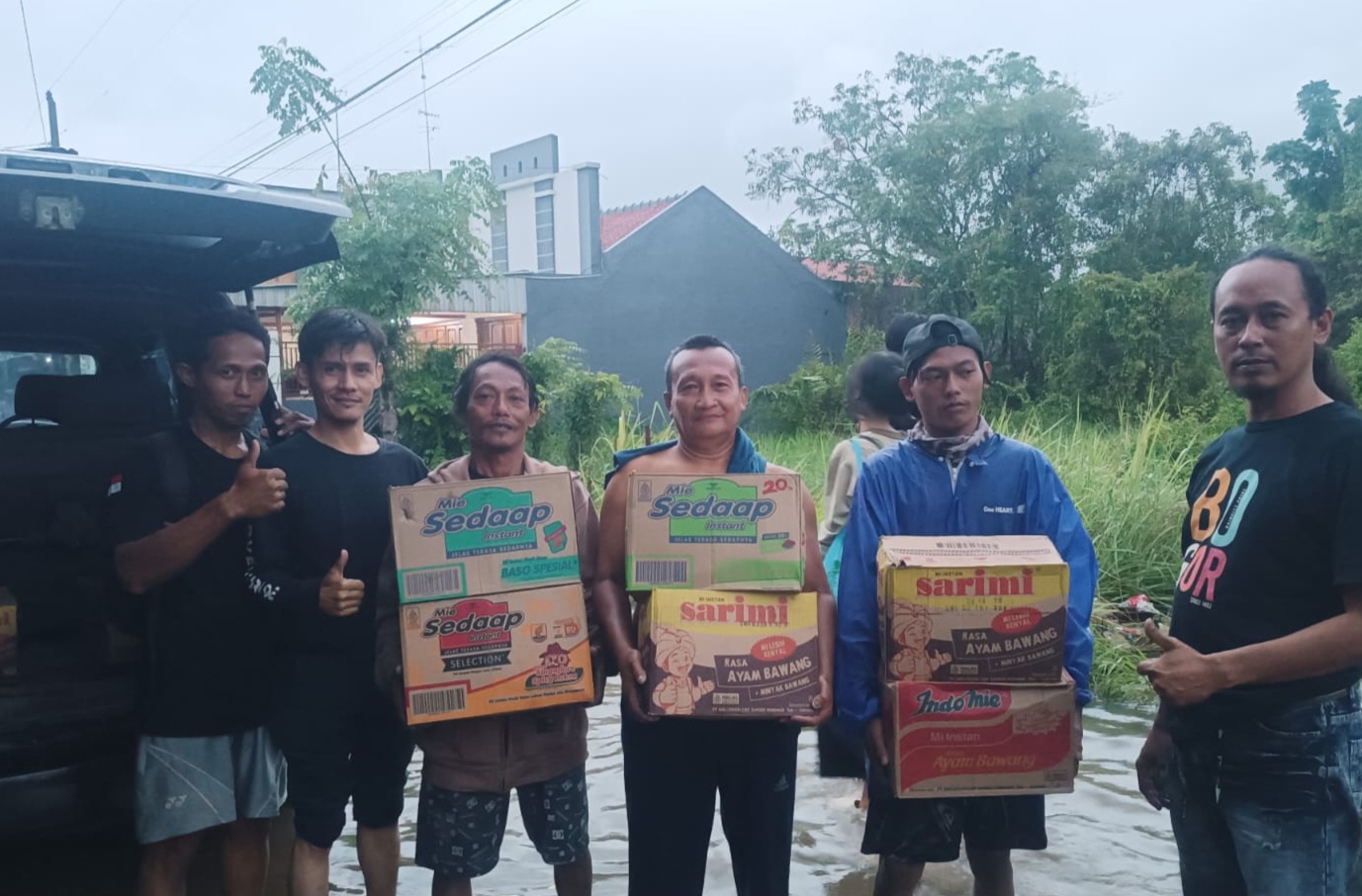 LSM Robin Hood 23 Bersama LBH Adhiyaksa dan Kantor Hukum F. Badjrei & Rekan Salurkan Bantuan untuk Korban Banjir di Karangjompo