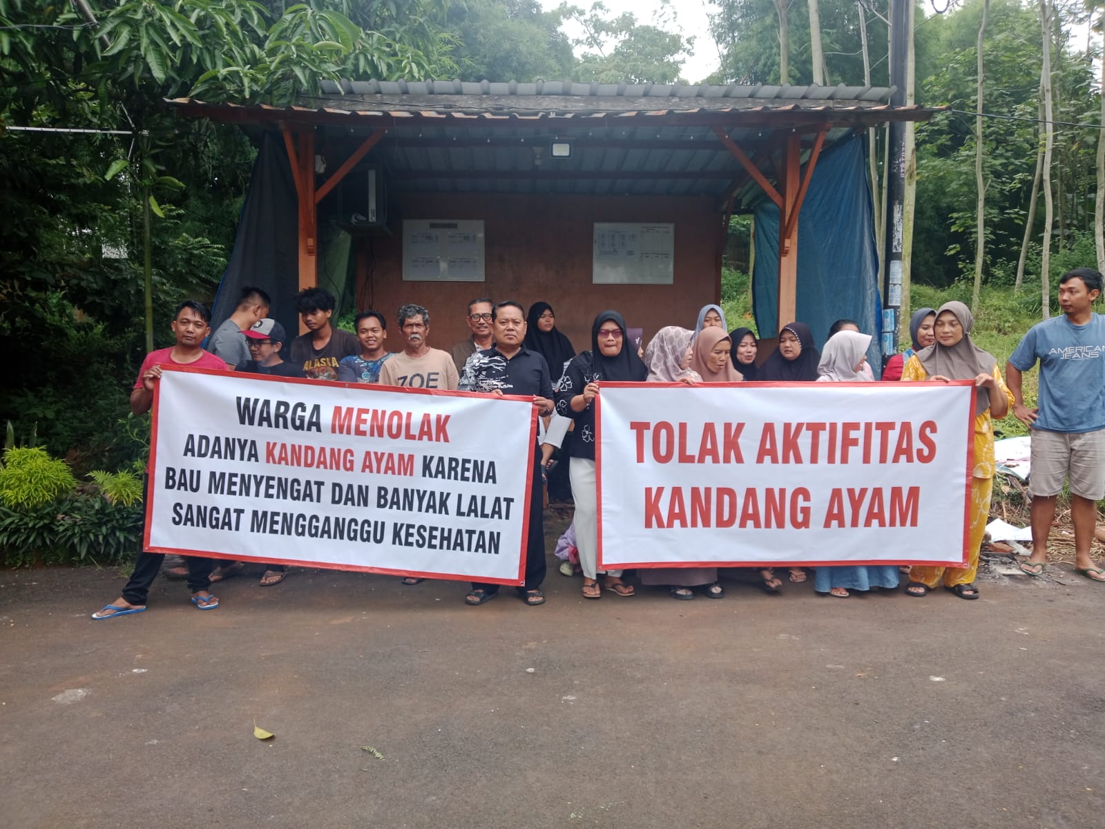 Warga Rowobelang Keluhkan Bau dan Lalat dari Kandang Ayam Petelur, Izin Disebut Belum Lengkap