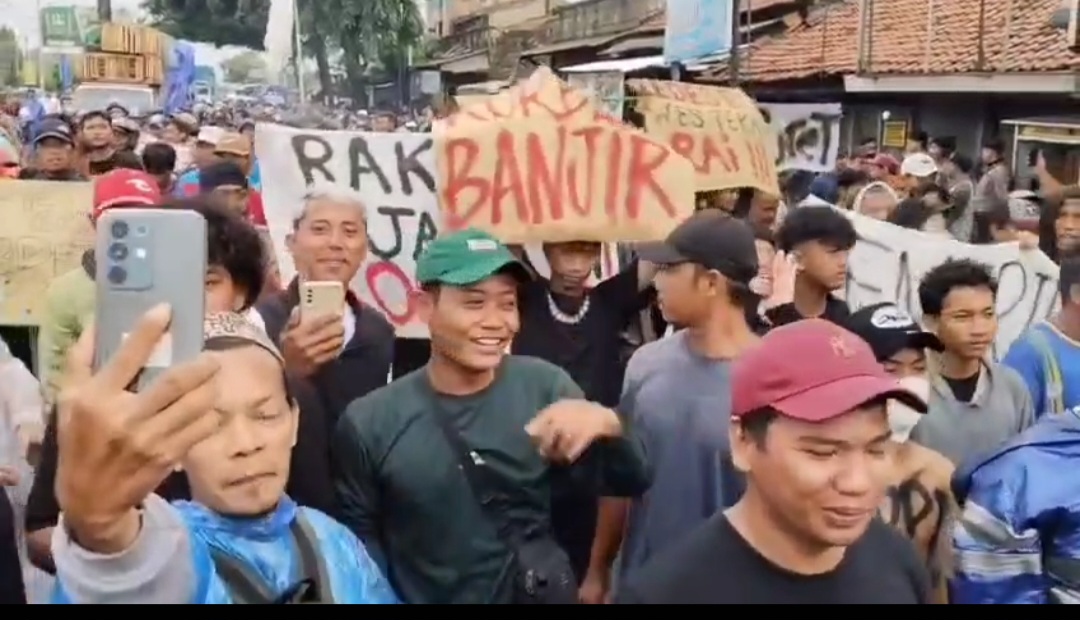 Ratusan Warga Tiga Desa di Tirto Geruduk Kantor Kecamatan, Protes Banjir Tiga Pekan
