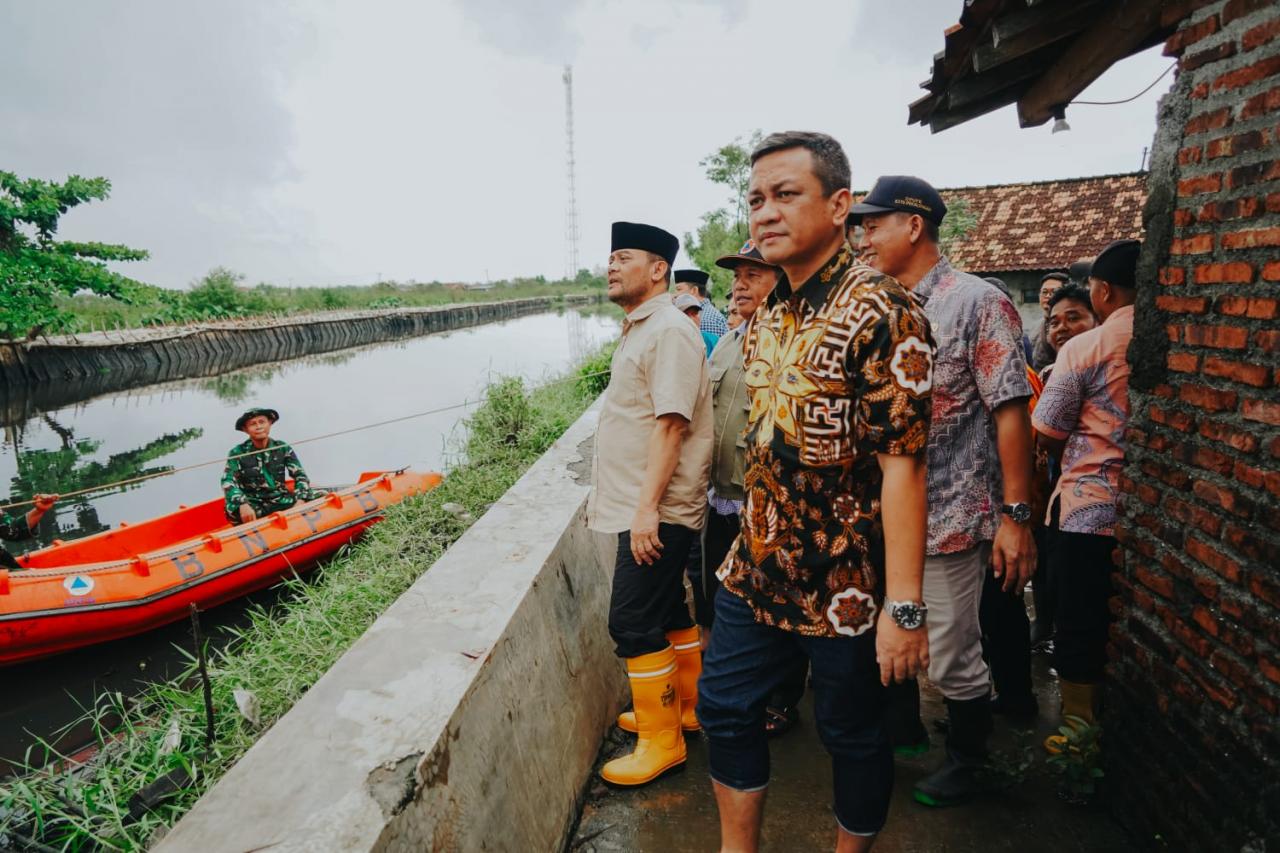 Gubernur Jateng didampingi Wali Kota Pekalongan Tinjau Tanggul Jebol, Pastikan Penanganan Banjir Dipercepat