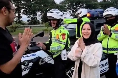 Panik Tertinggal di Rest Area, Pemudik di Tol Cipali Diselamatkan Polisi
