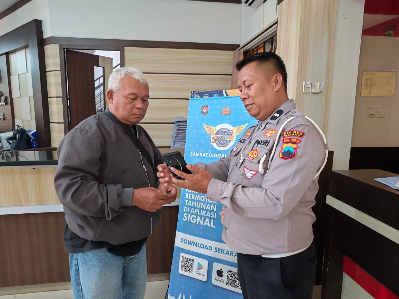 Tak Perlu Antre, Warga Batang Bisa Bayar Pajak Tahunan Sambil Rebahan Lewat Signal