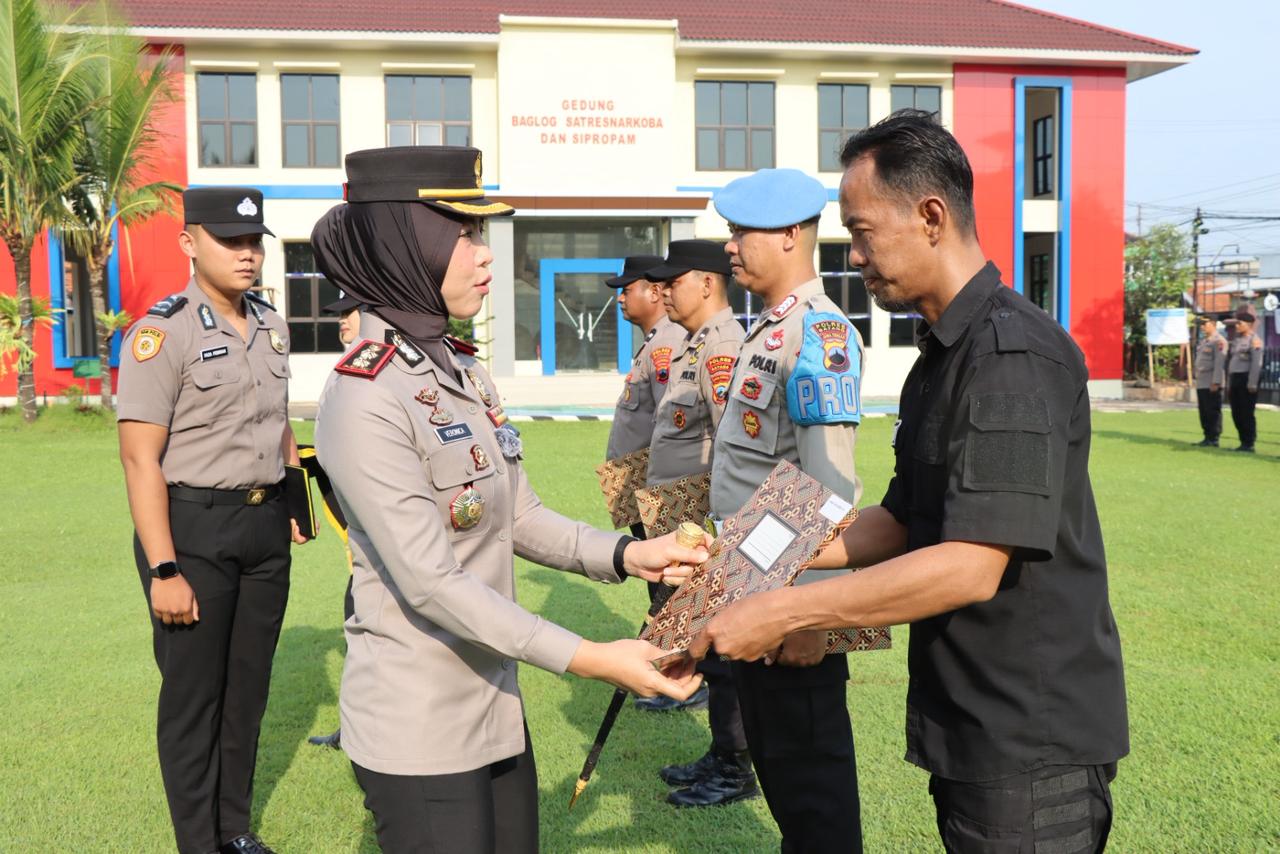 Kapolres Batang Beri Reward Personel dan Warga Berprestasi, Tekankan Pelayanan Humanis