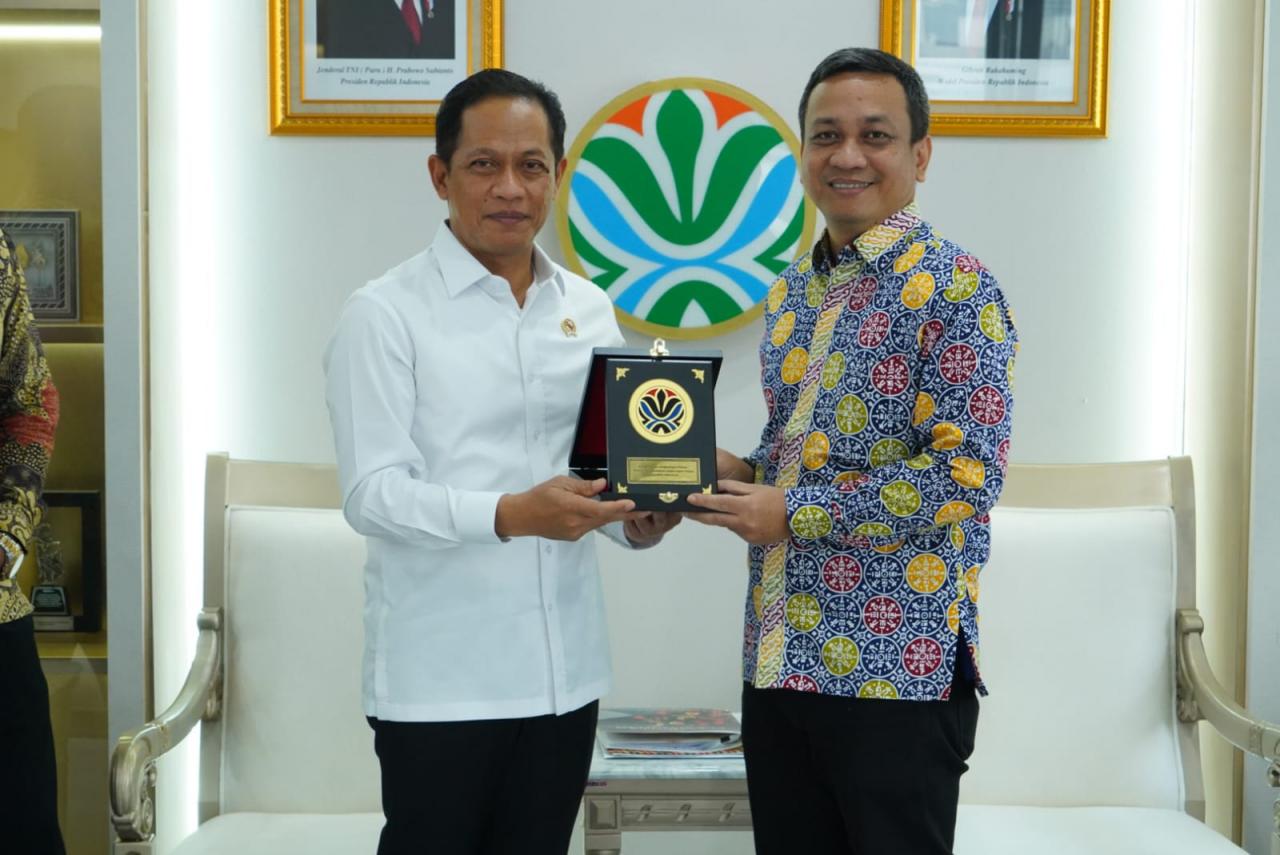 Pekalongan Raya Siap Bangun PSEL, Wali Kota Aaf Serahkan Surat Kesiapan ke Menteri LH