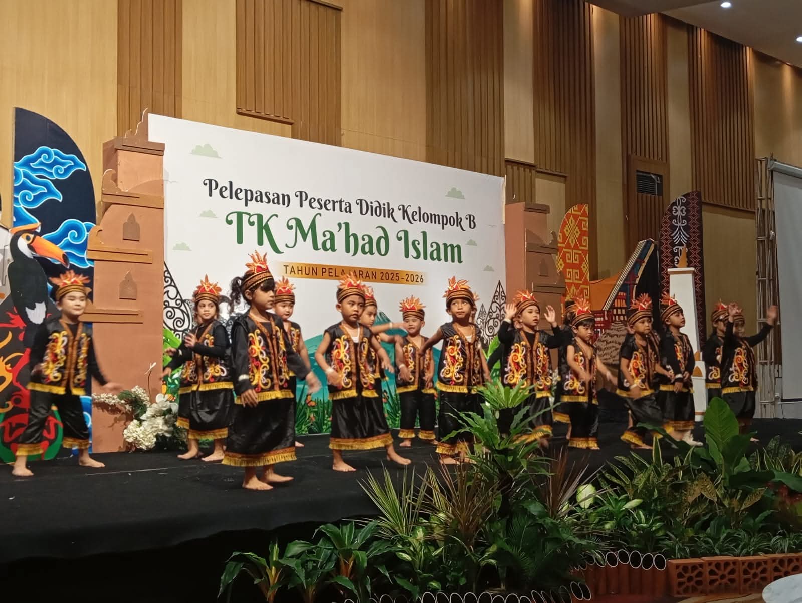 Suasana Haru Warnai Pelepasan 68 Siswa TK Ma’had Islam di Hotel Nirwana