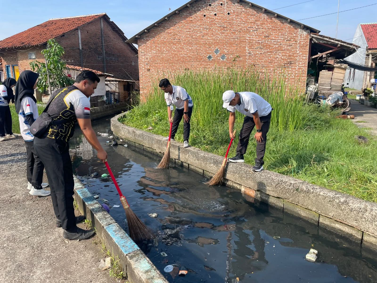 Perkuat Sinergi, Rutan Pekalongan Gelar Aksi Bersih Sungai Bersama Warga