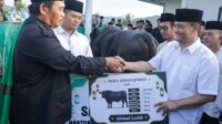 Gubernur Jateng Salat Iduladha di Huntara Tegal, Serahkan Sapi Kurban 906 Kg untuk Warga Terdampak Bencana
