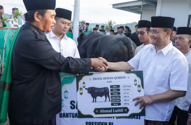 Gubernur Jateng Salat Iduladha di Huntara Tegal, Serahkan Sapi Kurban 906 Kg untuk Warga Terdampak Bencana