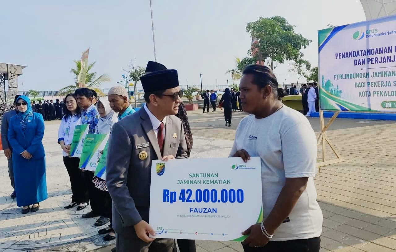 Peringati Hari Lahir Pancasila, Pemkot Pekalongan Serahkan Kartu BPJS Ketenagakerjaan dan Santunan JKM