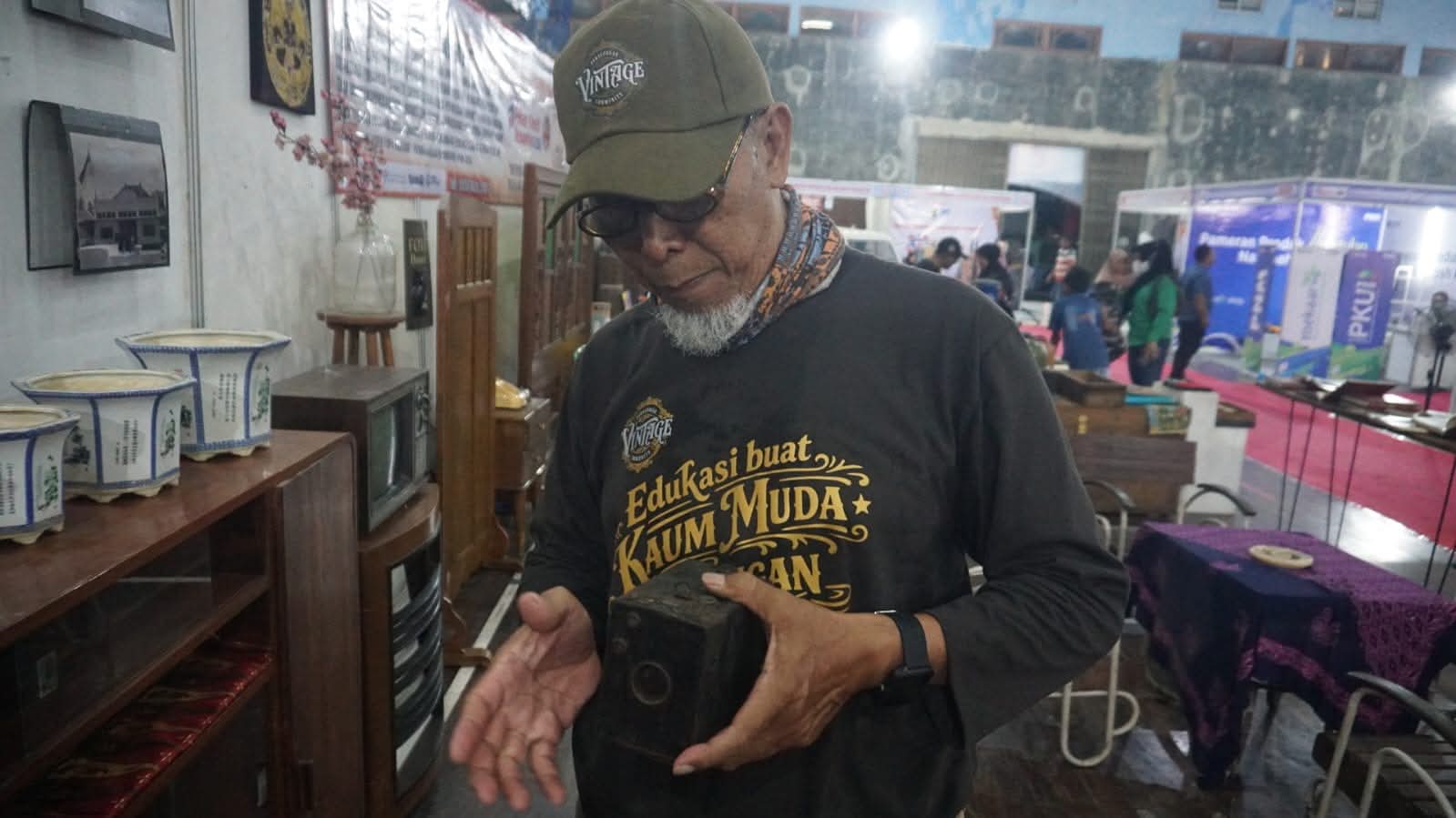 Komunitas Vintage Pekalongan Kenalkan Sejarah Lewat Koleksi Barang Antik