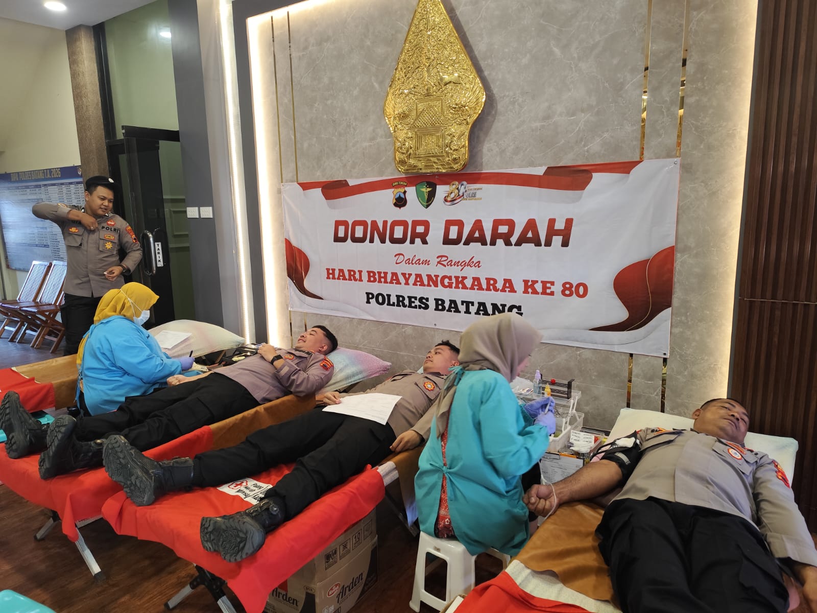 103 Pendonor Berpartisipasi dalam Donor Darah Hari Bhayangkara ke-80 di Polres Batang