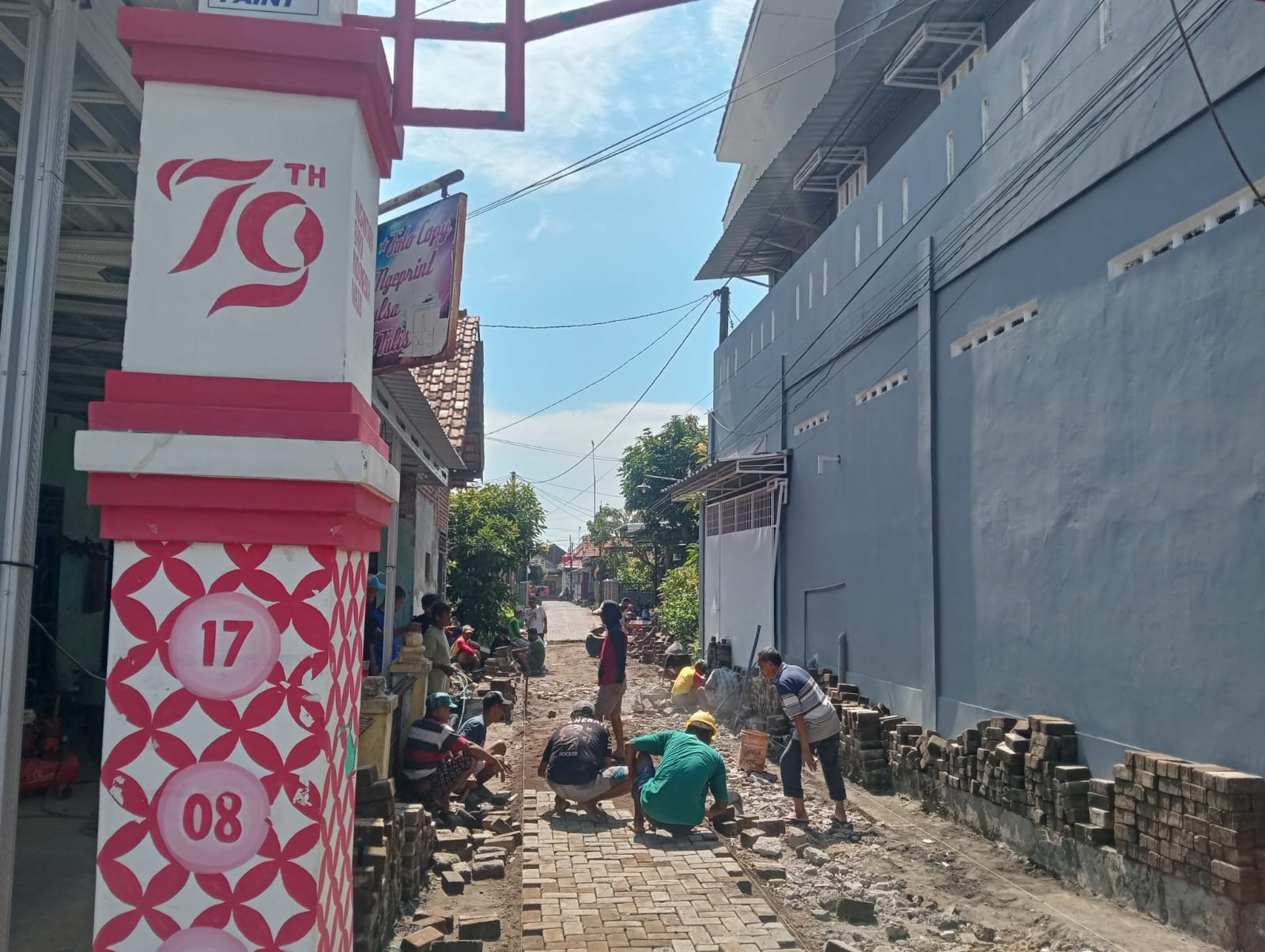 Tanpa Bantuan Pemerintah, Warga Degayu Swadaya Perbaiki Jalan Paving yang Rusak