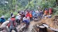 Gerakan Semen Rakyat: Warga Lebakbarang Turun Tangan Perbaiki Jalan Kabupaten yang Rusak Parah