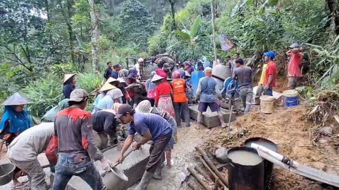 Gerakan Semen Rakyat: Warga Lebakbarang Turun Tangan Perbaiki Jalan Kabupaten yang Rusak Parah
