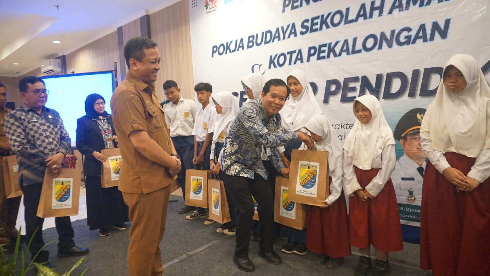 Wali Kota Aaf Serahkan Simbolis 500 Paket Seragam Sekolah Gratis