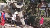 Tak Kunjung Diperbaiki, Warga Wringin Agung Patungan Rp30 Juta Cor Jalan Rusak Tak Kunjung Diperbaiki, Warga Wringin Agung Patungan Rp30 Juta Cor Jalan Rusak