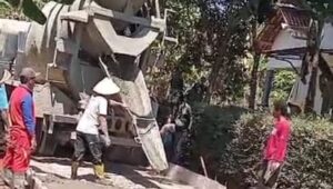 Tak Kunjung Diperbaiki, Warga Wringin Agung Patungan Rp30 Juta Cor Jalan Rusak