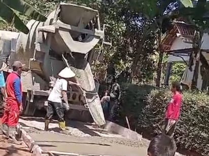 Tak Kunjung Diperbaiki, Warga Wringin Agung Patungan Rp30 Juta Cor Jalan Rusak