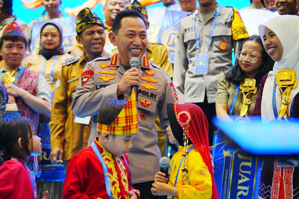 Kapolri Ajak 3 Anak Berbagi Cerita dan Sampaikan Cita-cita