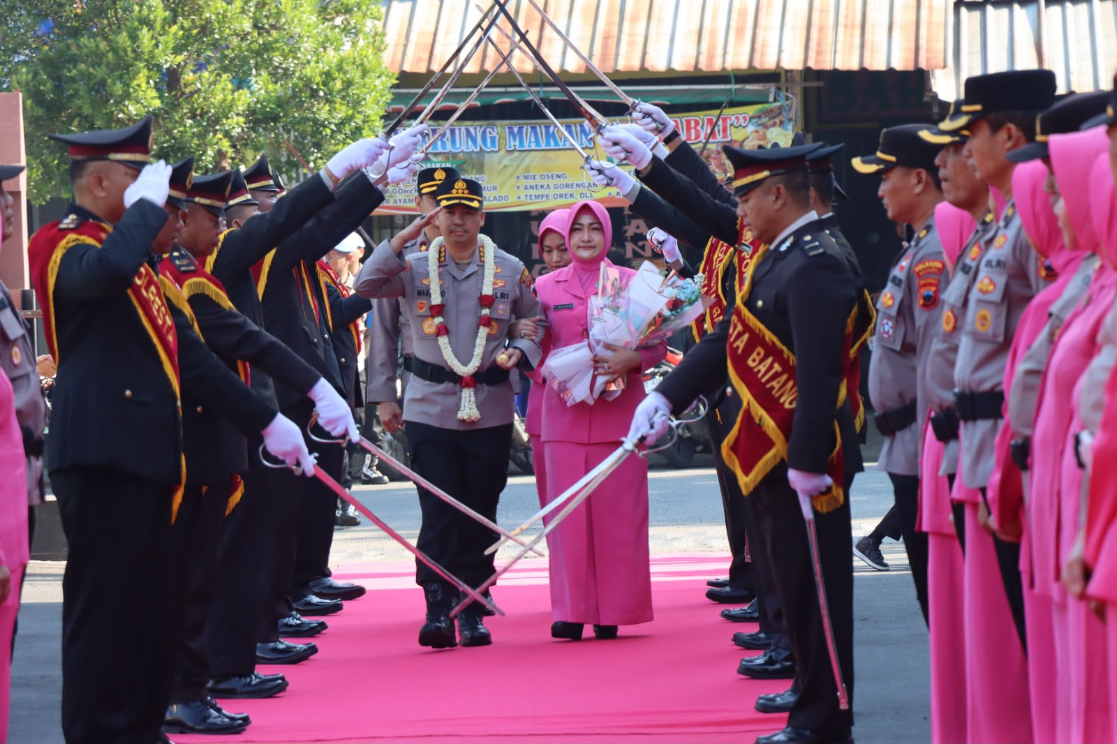Kombes Pol Warsono Resmi Jabat Kapolresta Batang, AKBP Veronica Berpamitan