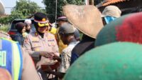 Polres Pekalongan Kota Berbagi Kado Kemerdekaan untuk Pejuang Kebersihan TPA Degayu