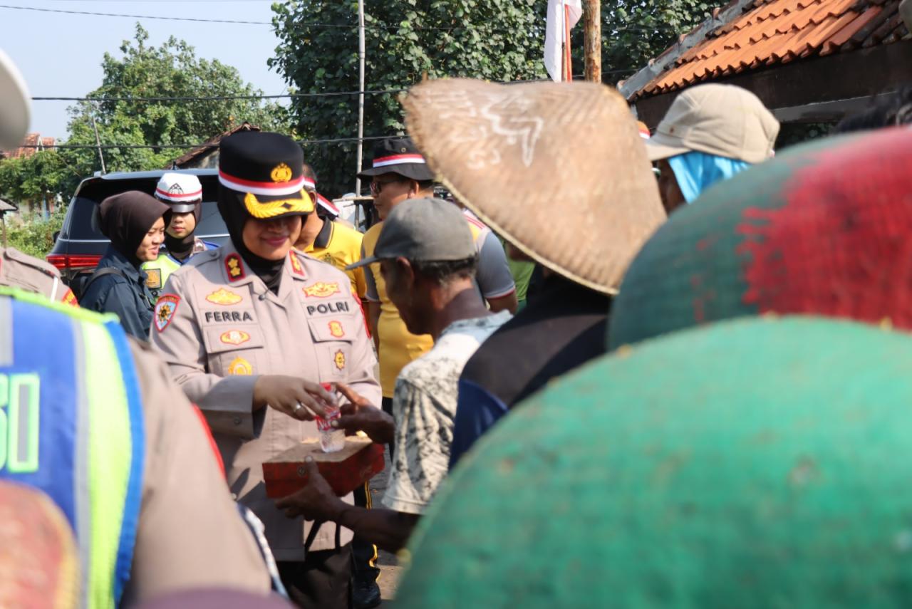 Polres Pekalongan Kota Berbagi Kado Kemerdekaan untuk Pejuang Kebersihan TPA Degayu