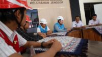 PLN Ingatkan Warga Jenggot Jaga Jarak Aman Saat Pasang Umbul-Umbul