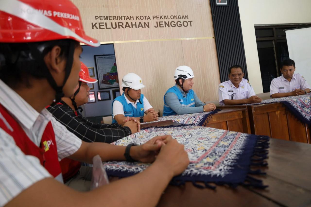 PLN Ingatkan Warga Jenggot Jaga Jarak Aman Saat Pasang Umbul-Umbul