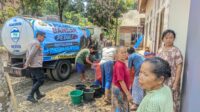 Kemarau Melanda, Polsek Bandar Hadir Bantu Warga Pesalakan Penuhi Kebutuhan Air Bersih