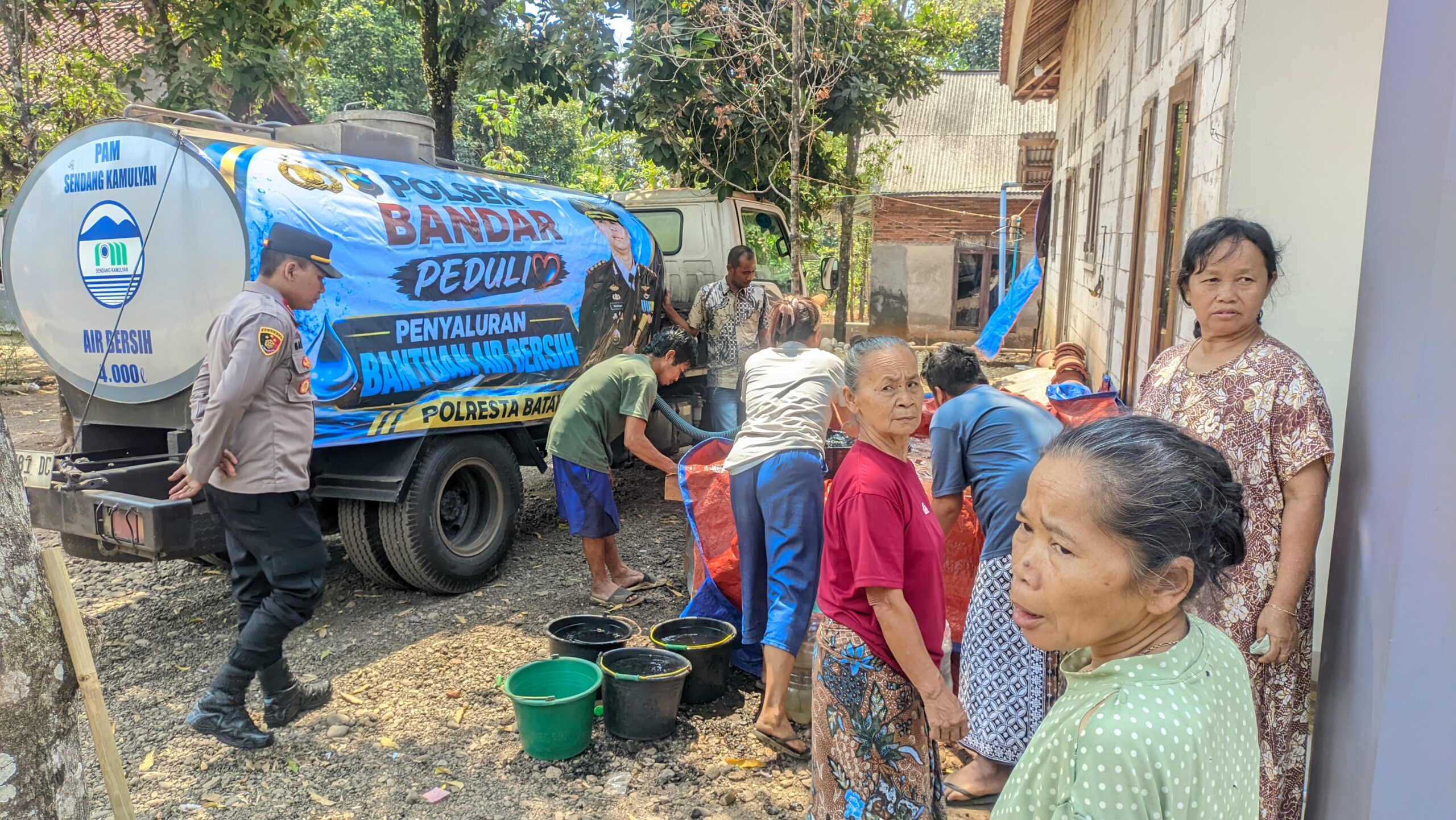 Kemarau Melanda, Polsek Bandar Hadir Bantu Warga Pesalakan Penuhi Kebutuhan Air Bersih