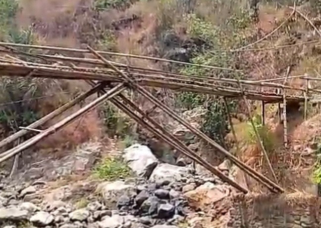 Warga Pertanyakan Prioritas Infrastruktur Pekalongan: Jembatan Bambu Petungkriyono Rapuh Mengkhawatirkan, Jalan Mulus Diaspal Rp755 Juta
