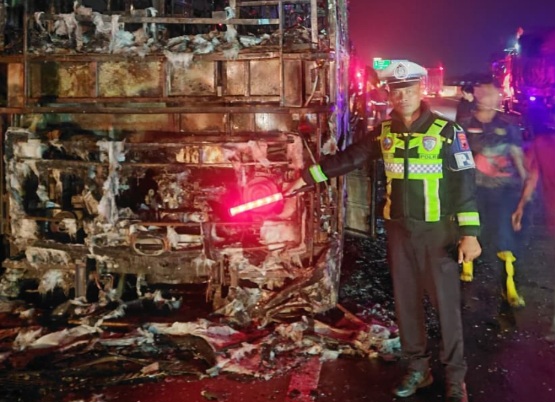 Bus PO Tunas Muda Ludes Terbakar di Tol Batang-Semarang, 15 Penumpang Selamat