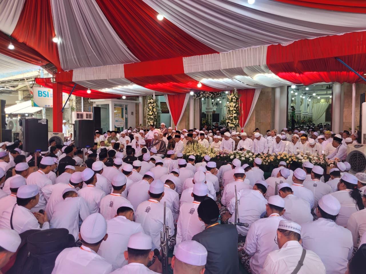 Ribuan Jemaah Hadiri Puncak Maulid Akbar Kanzus Sholawat Pekalongan 1448 H