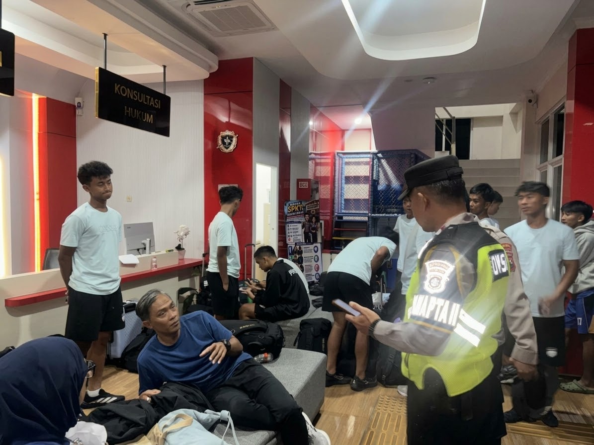 Bus Persib U-18 Diserang di Rest Area Batang, Kaca Pecah dan Koper Hilang